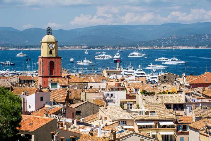 Das einstige Fischerdorf Saint-Tropez verwandelt sich jeden Sommer zur Weltbühne internationaler Prominenz.