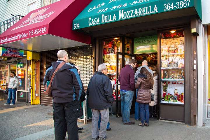Schon vor Corona standen die Menschen vor der »Casa Della Mozzarella« geduldig Schlange – der Mozzarella hier soll der beste von ganz New York sein.