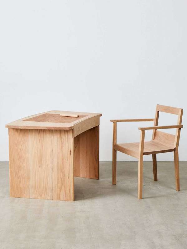 Die Möbelfirma Benchmark gab während des London Design Festivals diverse Designs aus amerikanischer Roteiche in Auftrag. Cox -kreierte daraus diesen aufklappbaren Schreibtisch.