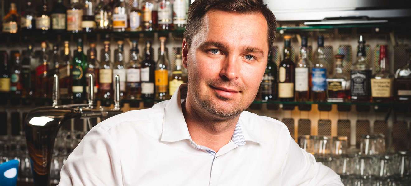 Florian Herrmann aus der »Lujah Bar« liefert gemeinsam mit André Hamann eine Neufassung des Klassikers Rum Sour. 