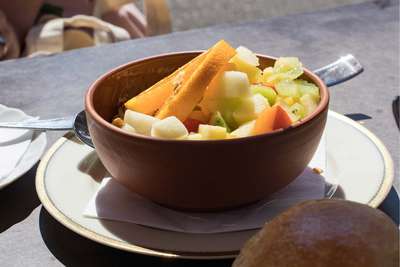 Mit saisonalem Obst wird der Porridge im »tarte & törtchen« serviert.