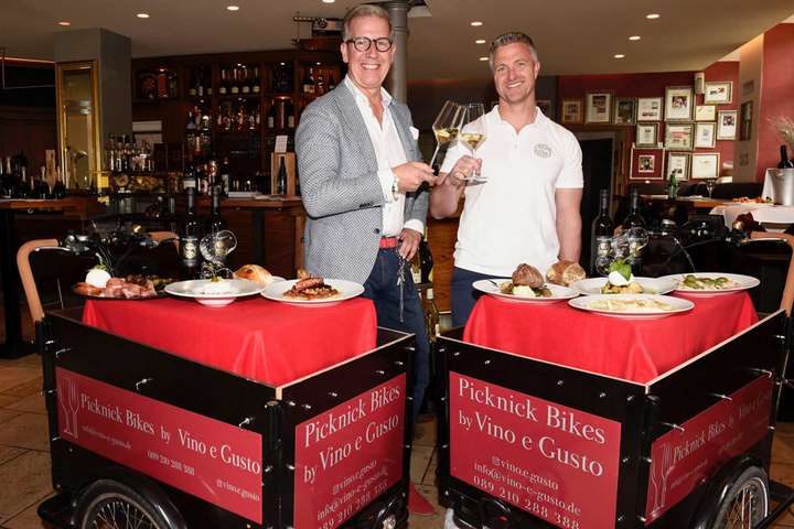 Inhaber Guido Prick mit Ex-Rennfahrer und nun Winzer Ralf Schumacher, dessen Weißwein ab einer Bestellung von 150 Euro auf's Haus geht.