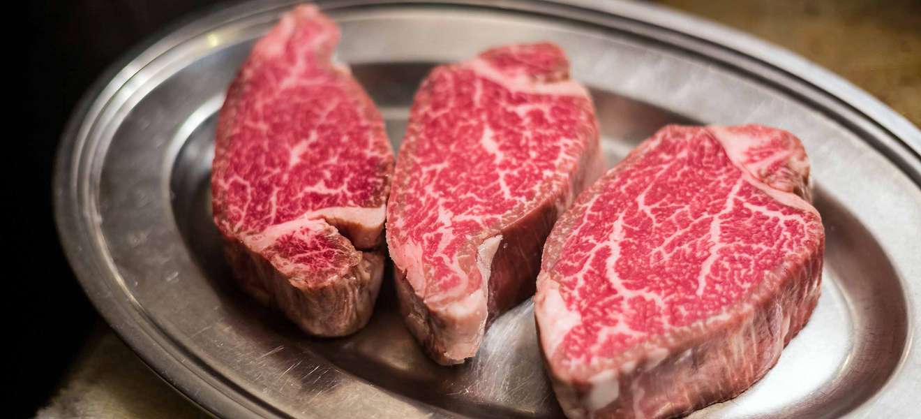 Kobe Beef: Das Fleisch ist stark von Fettadern durchzogen, die ihm auch ­seinen intensiven Geschmack verleihen.