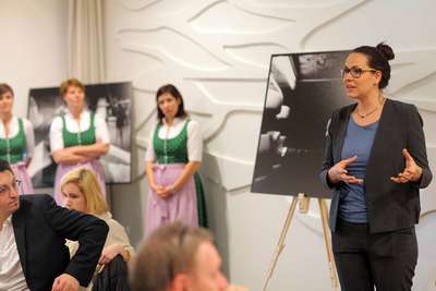 AMA-Marketing Export-Managerin Margret Zeiler begrüßt die Gäste in der Hamburger Elbphilharmonie.