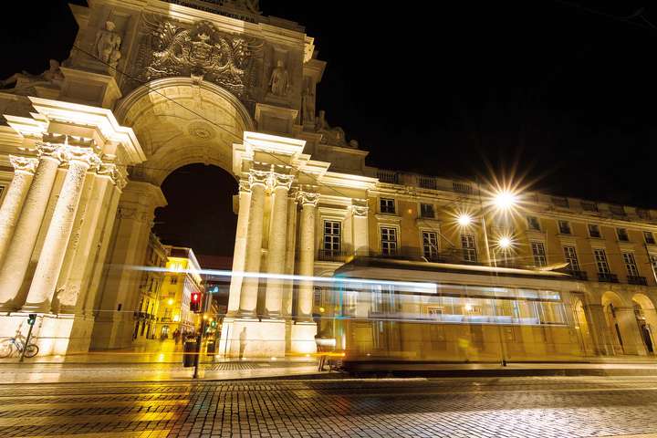 Imposantes Architekturjuwel: Der Praça do Comércio war einst das Tor zwischen Meer und Stadt. / © Shutterstock