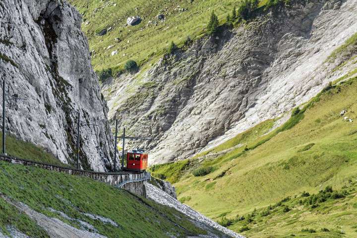 Mit der steilsten Zahnradbahn der Welt geht es den Luzerner Hausberg Pilatus hoch – die spektakuläre Strecke ist vier Kilometer lang. / Foto: beigestellt