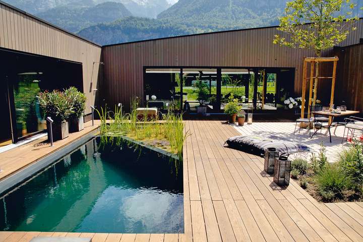 Der Schwimmteich im Atrium eines Schweizer Wohnhauses ist eine Kreation des Weidlinger Anbieters Biotop. Der Pflanzenfilter nimmt ein Drittel des Beckens ein, dessen Proportionen sich aus der Fassadengliederung ableiten.