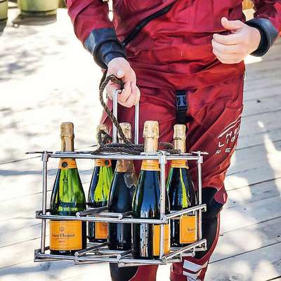 Experten zur See: Die Spezialfirma Amphoris aus Brest übernimmt die Lagerung von Champagner am Meeresgrund – wie hier einige Flaschen Veuve Clicquot.