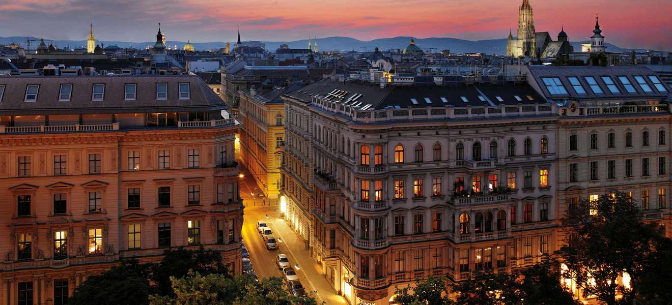 Das »The Ritz Carlton, Vienna« und die nächtliche Skyline der Donaumetropole.