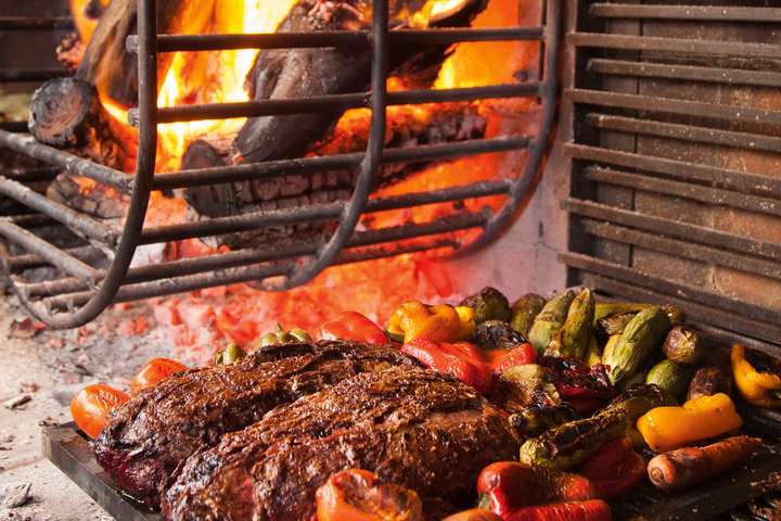Saftige Steaks am Grill im  »Siete Fuegos« in Mendoza.