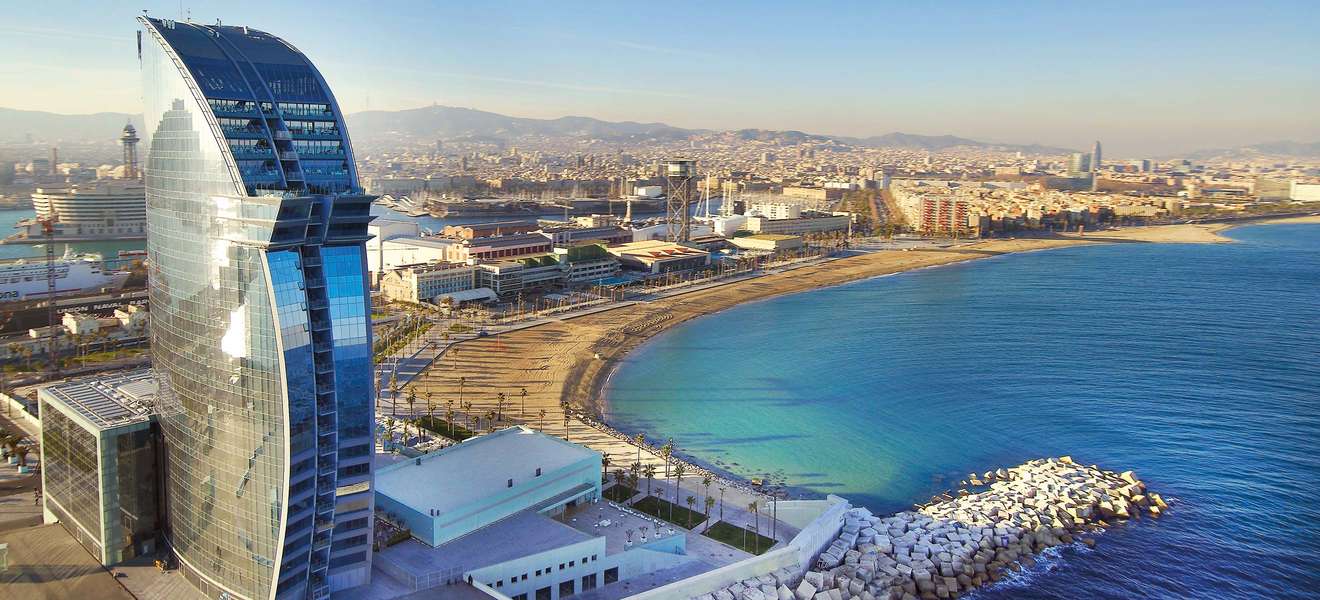 Stadt und Strand: Barcelona vereint beides. Links im Bild: das Luxushotel »W«.
