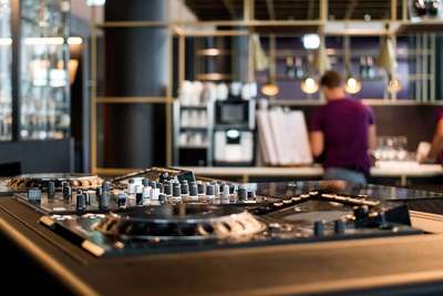 Den Jaz(z) im Blut: DJs und Musik-Acts geben sich im »Jaz Hotel« die Klinke in die Hand