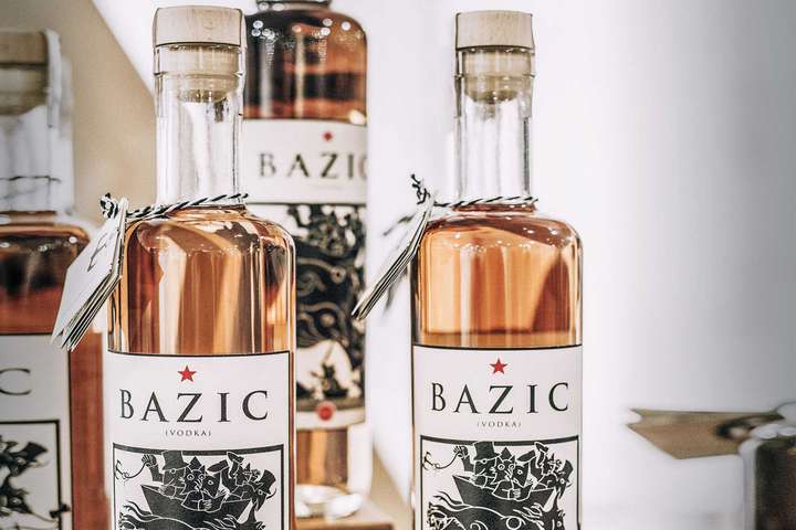 Der »Bazic Vodka« wird sechs Monate in Eichenfässern gelagert. / Foto: beigestellt