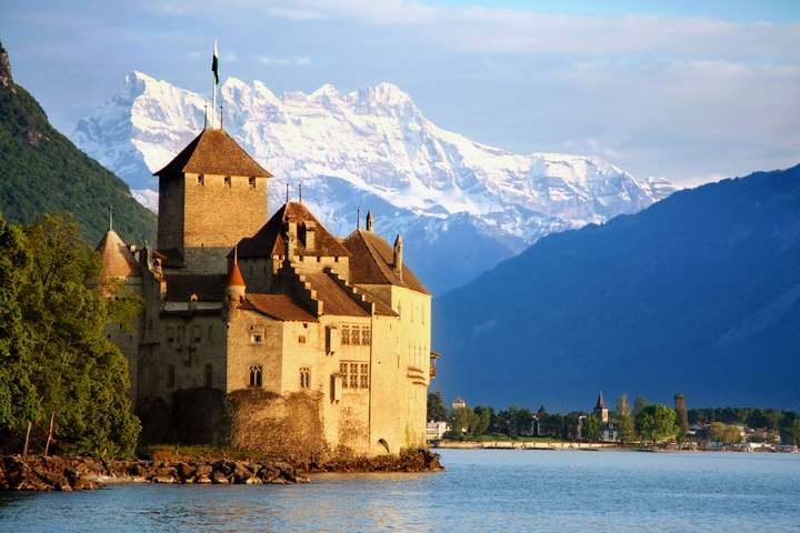 Blick auf das historische Wahrzeichen des Genfer Sees ­Château de Chillon.