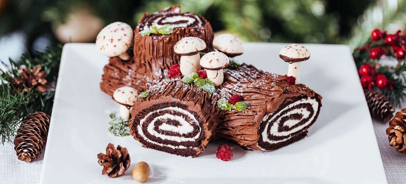 Zum Dessert des Weihnachtsmenüs darf in Frankreich die »Bûche de Noël« nicht fehlen.