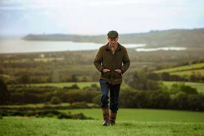 Traditionelle Landwirtschaft, seit Generationen im Einklang mit der Natur. Dabei bilden über 50.000 Familienbetriebe mit durchschnittlich nur 80 Rindern das Herz der irischen Landwirtschaft.