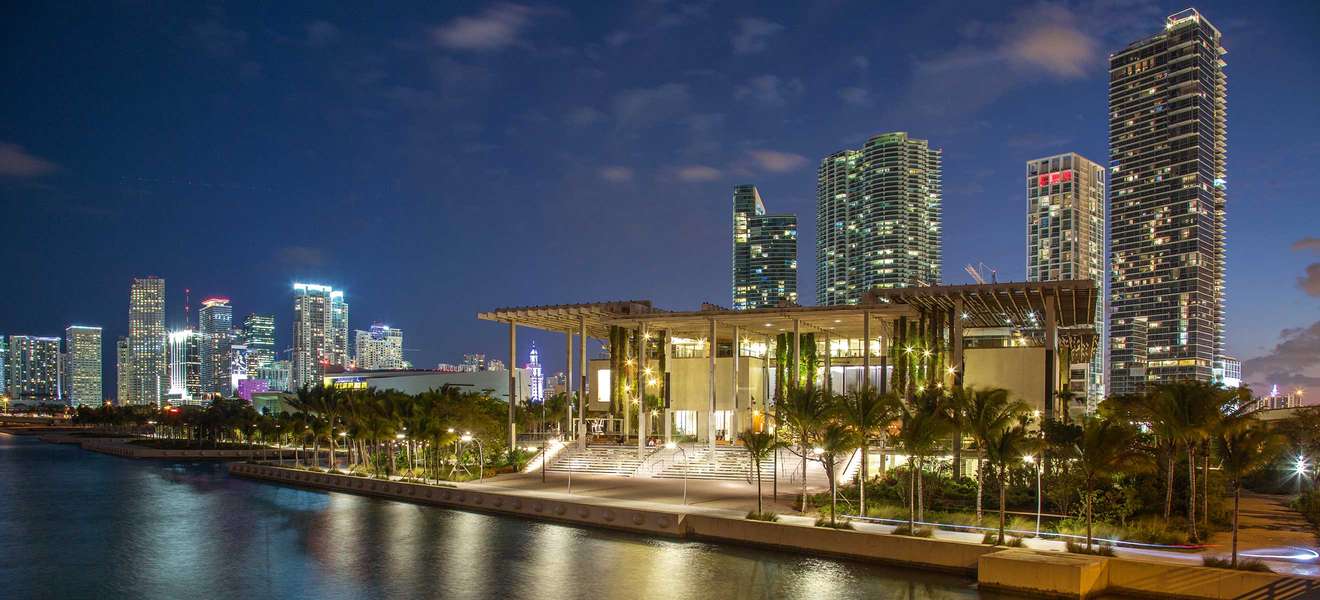 Das Pérez Art Museum Miami (PAMM) öffnet sich einladend zur Biscayne Bay. Seine luftige Architektur ist perfekt auf das subtropische Klima eingestellt.