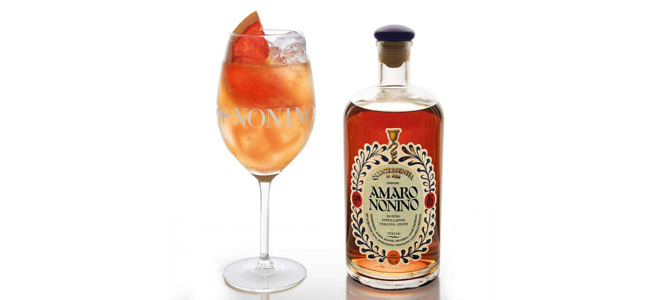 Der Amaro Nonino Quintessentia wird aus Nonino Grappa und ausgewählten Kräutern hergestellt und in französischen Eichenfässern gereift.