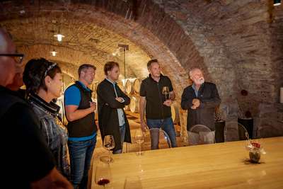 Besichtigung in 15 Metern Tiefe: Unter dem Schloss Dobrovo reifen die Weine der Winzergenossenschaft Klet Brda, neuerdings auch die »Schumacher Collection«.