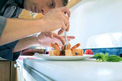 Momentan vielleicht die spektakulärste Küche am Arlberg. Das Küchen-Duo Christian Rescher und Markus Niederwanger begeistert mit opulenten Kreationen aus High-End-Produkten.