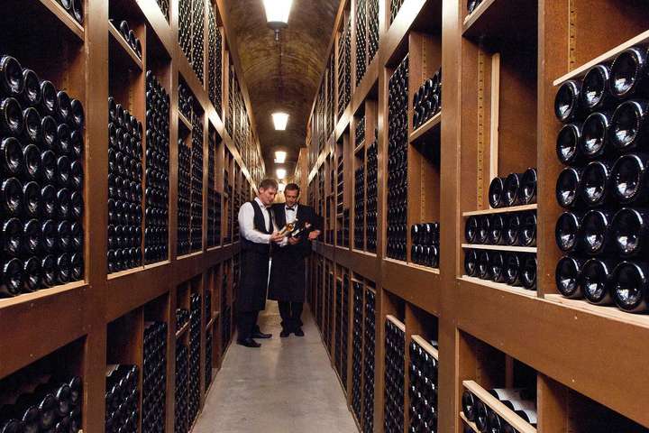 Patrice Frank (rechts) wacht als Chefsommelier über den kostbaren Weinkeller. / © Monte-Carlo SBM