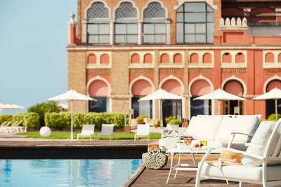 Am Pool des »Hotel Excelsior Venice Lido Resort« können die Gäste entspannen.