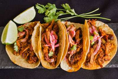 Tacos mit mariniertem, sanft gegartem Schweinenacken, dazu etwas Limettensaft, Zwiebeln und Koriander bringen mexikanische Aromen auf den Punkt.