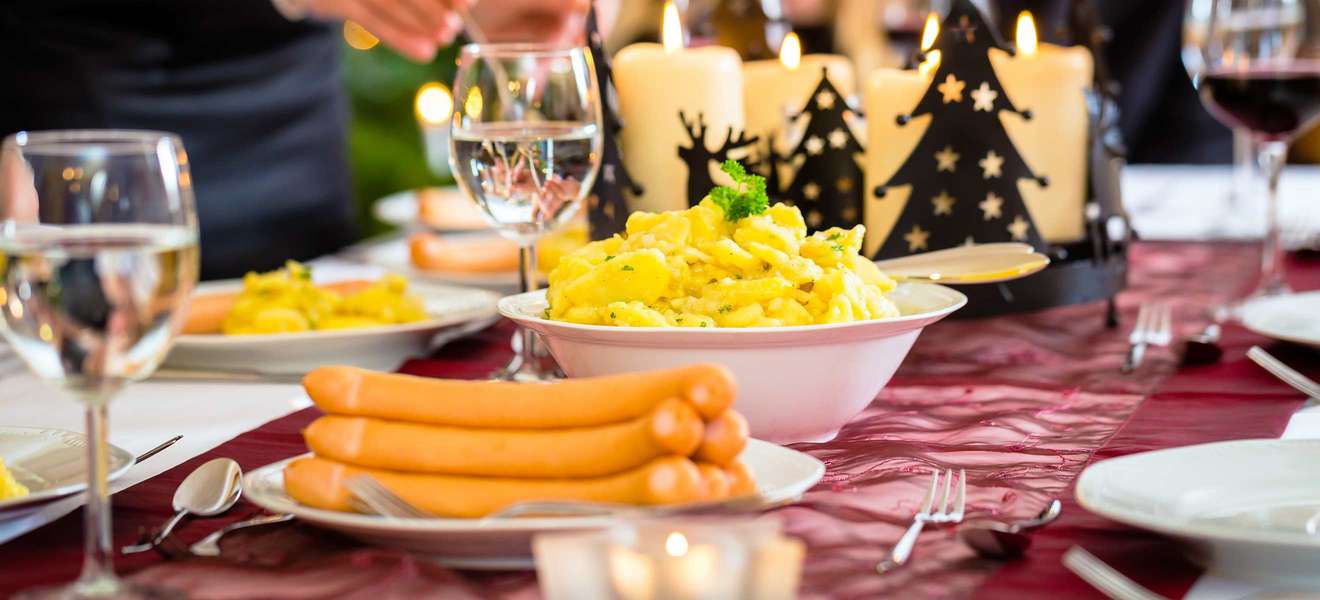 Würstchen mit Kartoffelsalat werden 2020 an Heiligabend am äufigsten serviert.